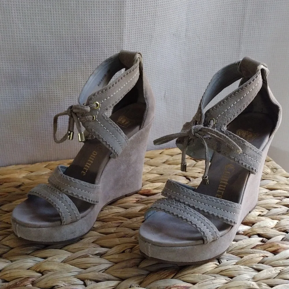 Juicy Couture suede taupe platform sandals 6